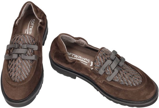 Bruine suède loafers van Softwaves met geweven voorkant en grijze gespdetails.