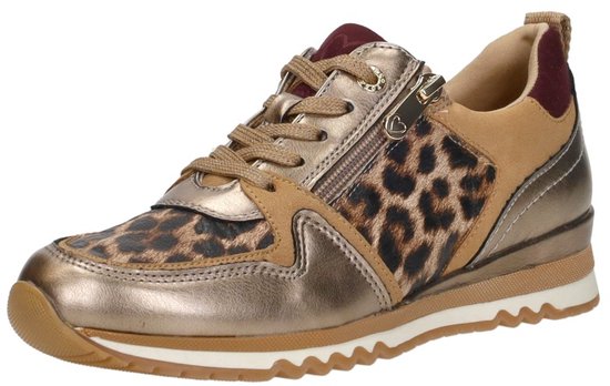 Zijzicht dames sneaker met luipaardprint, beige, goudkleurig metaal en bordeauxrode details. Ritssluiting aan de zijkant.