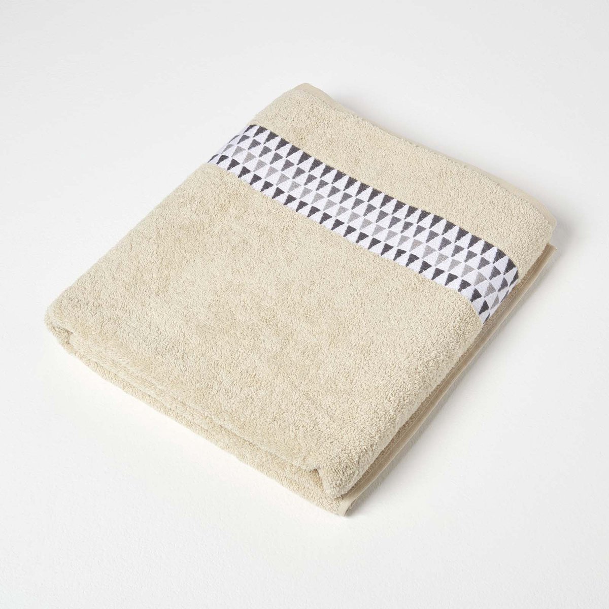 Homescapes Beige badhanddoek met rand en driehoekspatroon, 100 x 150 cm