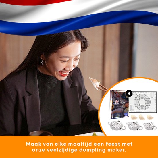 Een lachende vrouw eet een dumpling met eetstokjes, met de Nederlandse vlag op de achtergrond. Rechts de dumplingmaker set en kookboek.