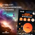 Een verpakking voor een Dog Comets Stardust bal, maat S, 5 cm, in een ruimte-achtergrond met een raket.
