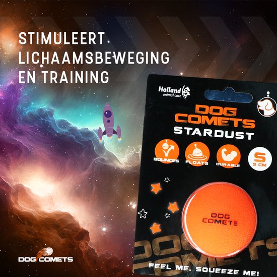 Een verpakking voor een Dog Comets Stardust bal, maat S, 5 cm, in een ruimte-achtergrond met een raket.