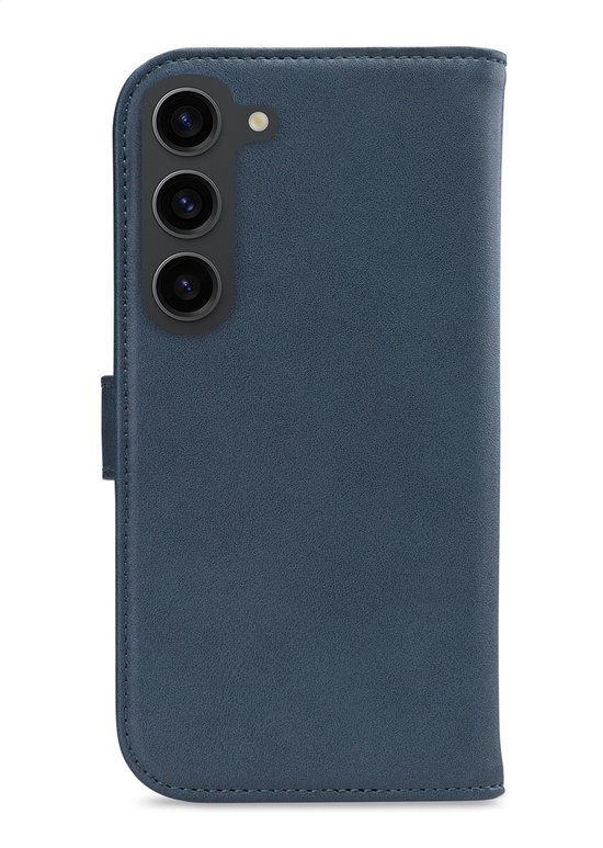 Étui de téléphone bleu foncé fermé, montrant la découpe de la caméra à trois objectifs.
