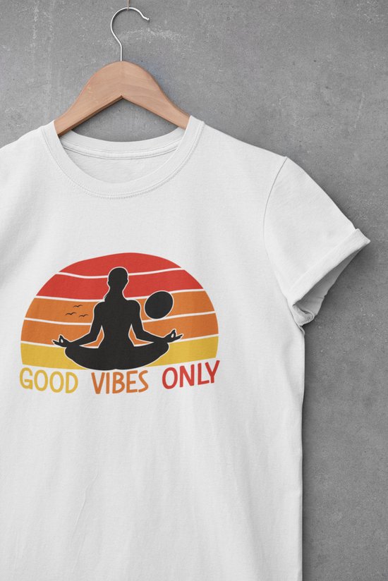 Shirt - Good vibes only yoga - Wurban Wear | Grappig shirt | Leuk cadeau | Unisex tshirt | Yoga | Yoga nidra | Yoga kleding | Yoga shirt | Yogamat | Wit & Zwart
