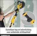 Man schuurt een muur met een gele en zwarte telescoopschuurmachine. Ingezoomd detail toont LED-verlichting. Tekst: Kantelbare kop en ledverlichting voor verbeterde zichtbaarheid.
