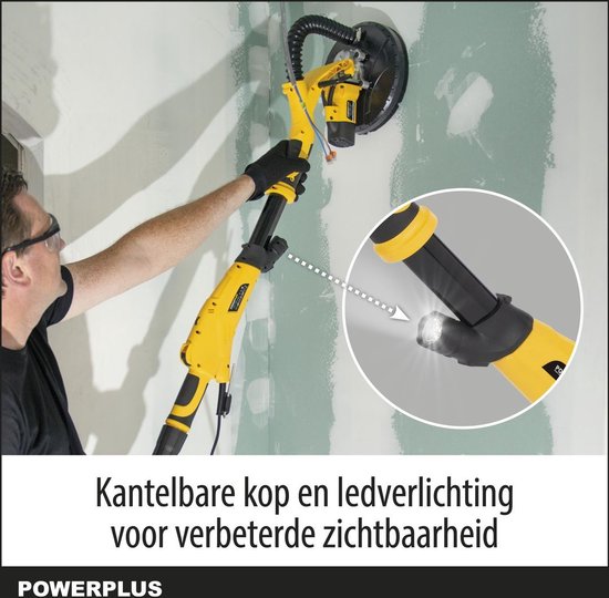 Man schuurt een muur met een gele en zwarte telescoopschuurmachine. Ingezoomd detail toont LED-verlichting. Tekst: Kantelbare kop en ledverlichting voor verbeterde zichtbaarheid.