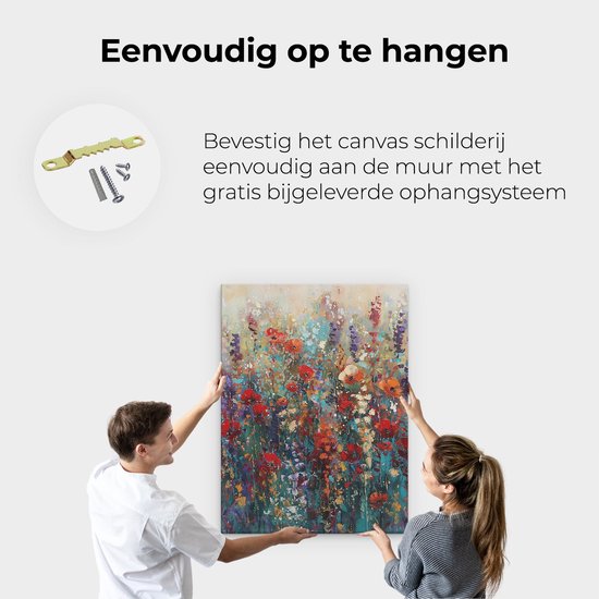 Une peinture de fleurs rouges et violettes dans un champ, montrée par deux personnes qui l'accrochent.