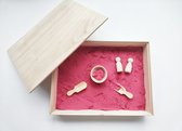 LuukyBB - Speelbak + 1 kg Roze Kinetisch Zand - Incl Accessoires & Pegdolls - Speel Bak met Deksel voor Kinetic Sand - Kinetisch Zand Speelzand