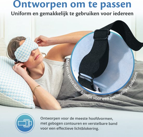 Vrouw ligt in bed met een blauw geweven slaapmasker en verstelbare band. Close-up van de band.