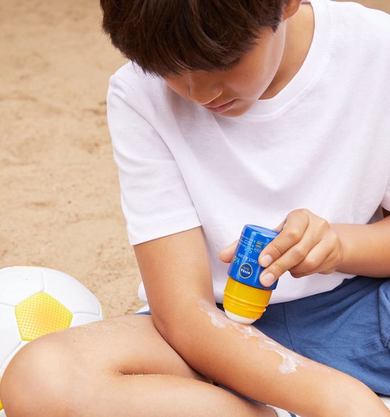 NIVEA SUN Kids Hydraterende Roll-on Zonnebrand Stick - SPF Factor 50 - Zonnestick Voor kinderen - Waterbestendig - 50 ml - NIVEA
