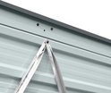 Close-up van de metalen constructie van de containerombouw met scharnierende steunen.