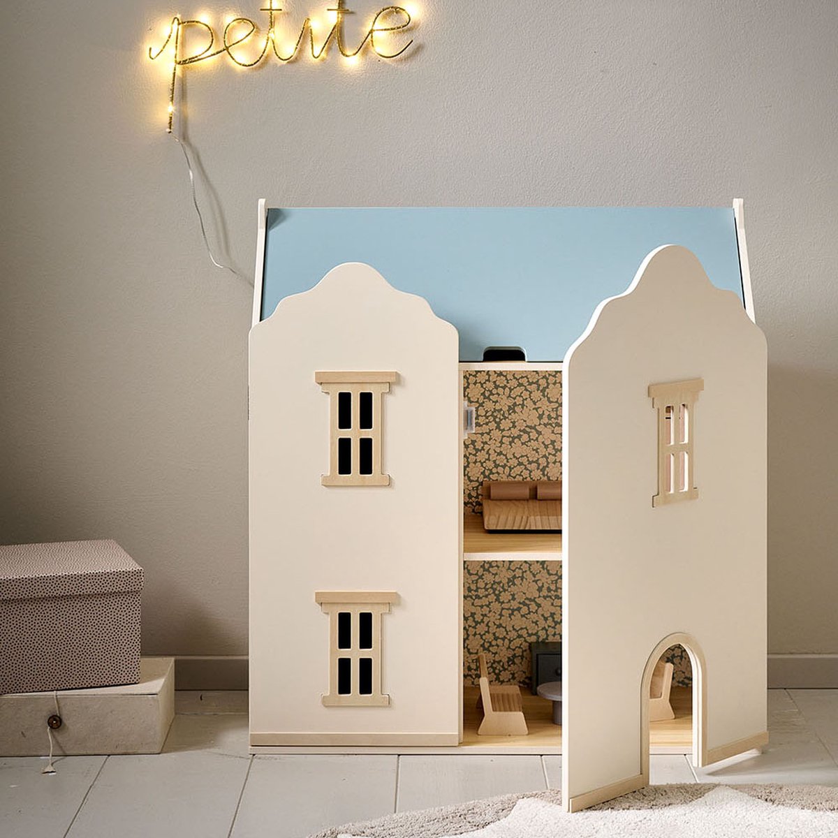 Petite Amélie Houten Poppenhuis Beige & Pastelblauw - H.66 cm - Drie Verdiepingen vol Tijdloze Charme - Stralend Beige met Pastelblauw Dak — afbeelding 5