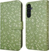 iMoshion Hoesje Geschikt voor Samsung Galaxy A25 Hoesje Met Pasjeshouder - iMoshion Design Bookcase smartphone - Groen / Green Flowers