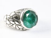 Zware bewerkte zilveren ring met smaragd - maat 22