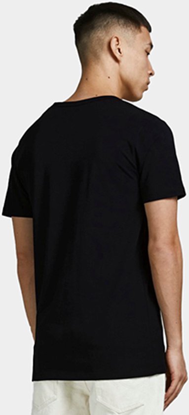 Zwarte T-shirt met korte mouwen, achterkant van een mannelijk model.