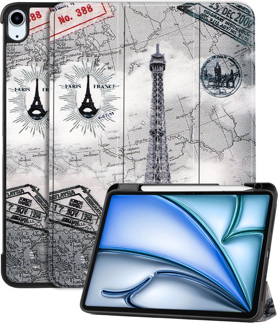 Deux étuis iPad avec Tour Eiffel, carte du monde et timbres. Une iPad y est placée.