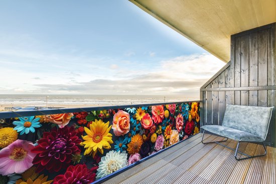 Balkon met een fleurig bloemendecor in felle kleuren: roze, geel, oranje, rood en blauw.