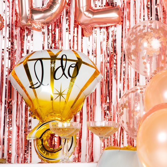 Ballon diamant doré avec "I do" en lettres noires, entouré de ballons roses en feuille et confettis, et un fond scintillant rose.