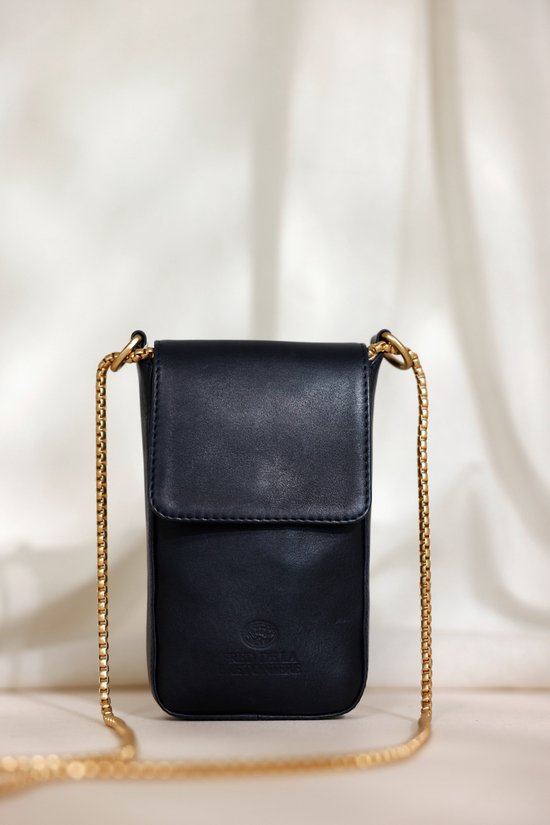 Zwarte Fred de la Bretoniere telefoontas van leer met goudkleurige ketting, zwevend.