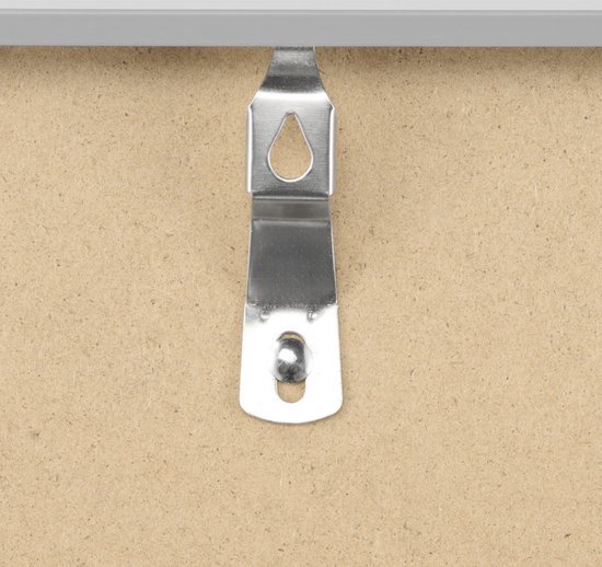 Close-up van een metalen ophanghaak op een houten achtergrond.