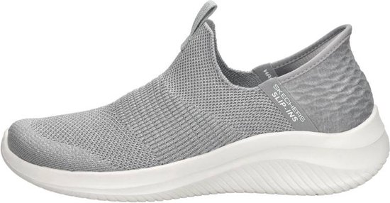 Grijze Skechers instapper van mesh stof, met witte zool en 'Skechers Slip-ins' op de hiel.