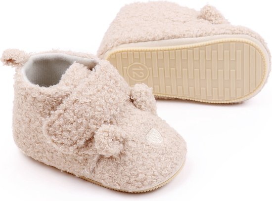 Beige teddy stof babyslofjes met klittenbandsluiting en oorjes. De zool heeft maat 12.