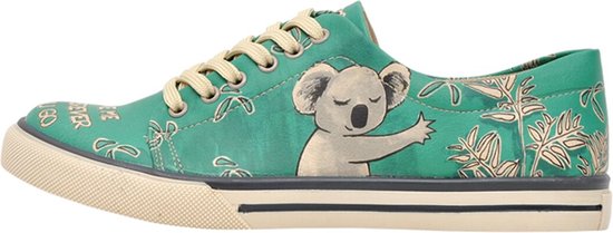 Vue de côté d'une basket verte avec imprimé koala et lacets jaunes. Texte "TAKE ME WHEREVER YOU GO" sur le bout.