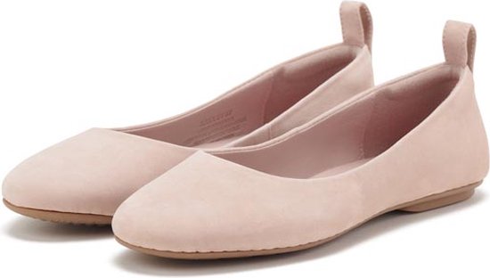 Paire de ballerines roses avec une boucle à l'arrière et des semelles marron.