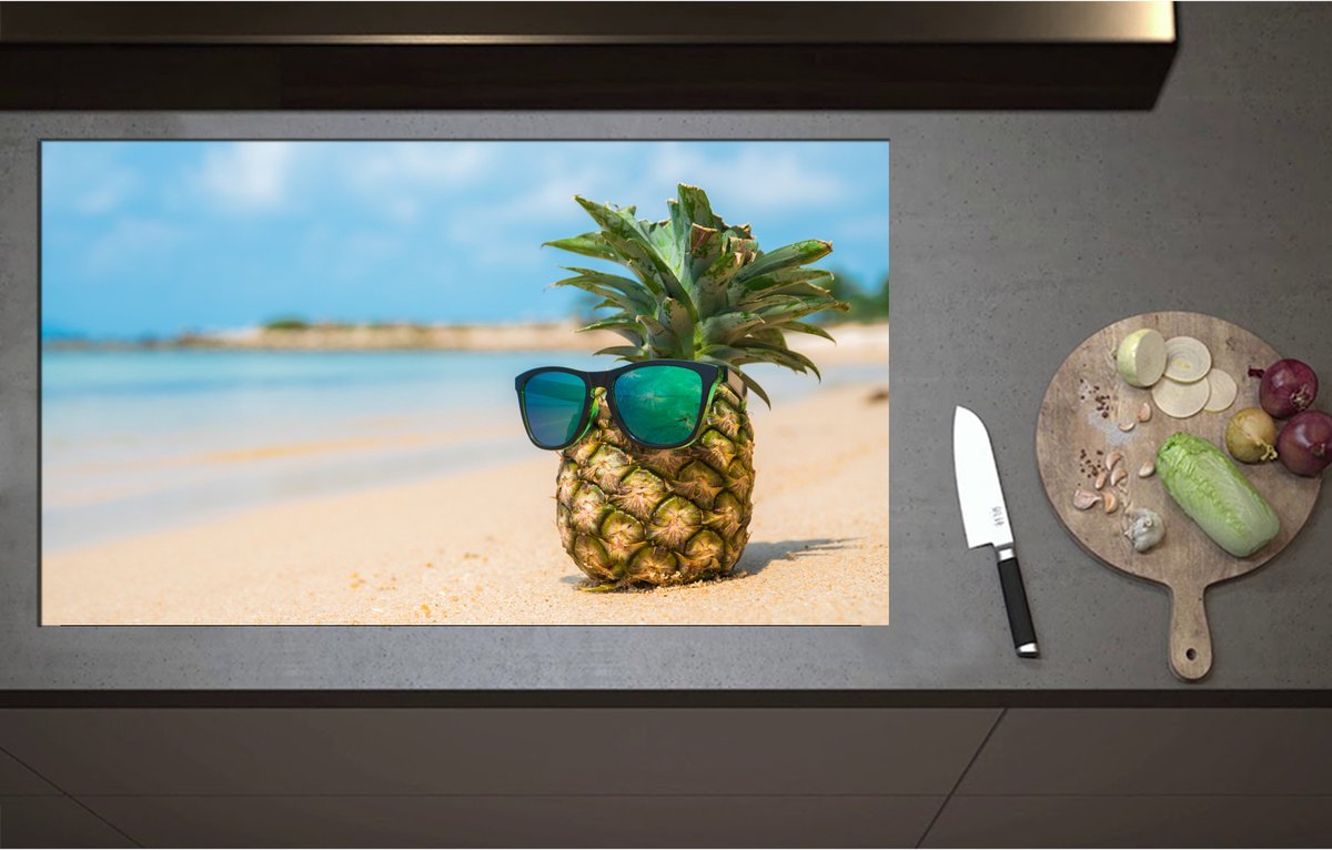 Inductieplaat Beschermer - Ananas met Zonnebril Chillend op het Strand - 95x55 cm - 2 mm Dik - Inductie Beschermer - Bescherming Inductiekookplaat - Kookplaat Beschermer van Wit Vinyl