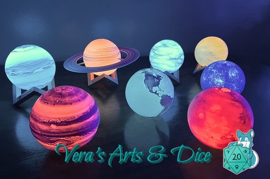 Uranus Lamp - Vera's Arts & Dice - 16 Verschillende Kleuren - Planeet Lampen - LED Lamp - Oplaadbaar Dimbaar Stroboscoop Effect Mogelijk Aanraak Gevoelig Afstandsbediening - 3D Print Handmade - Lampen Sfeerverlichting - Slaapkamer Woonkamer van Vera's Arts & Dice — afbeelding 4