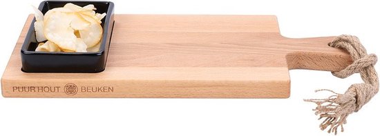 Planchette de service en bois avec poignée en corde, avec un petit bol noir contenant des tranches d'aliments.