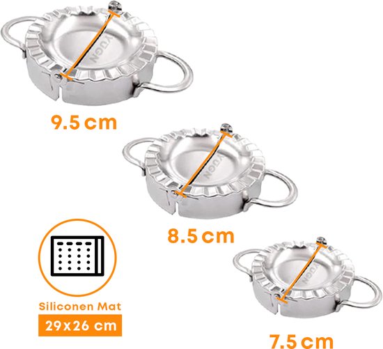 Drie metalen dumplingvormers van YUGN in maten 9,5 cm, 8,5 cm en 7,5 cm, met een siliconenmat van 29x26 cm.