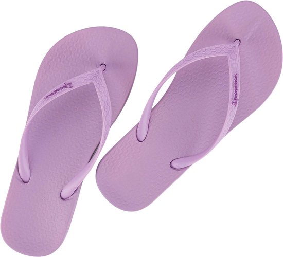 Twee lichtpaarse Ipanema slippers, van bovenaf gezien, met hexagon-patroon.