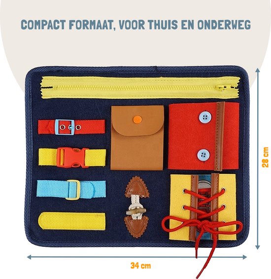 Blauwe busy board map met rits, gespen, knopen, veters. Afmetingen 34x28cm. Met tekst 'Compact formaat, voor thuis en onderweg'.