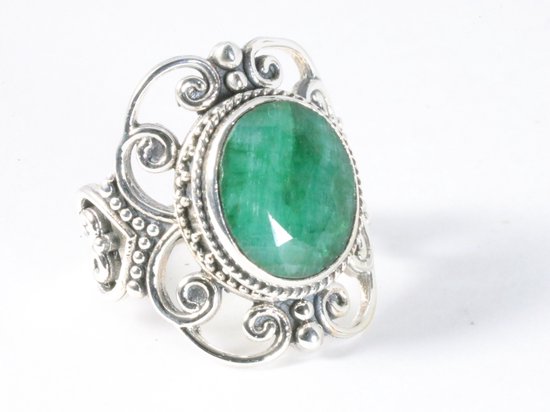 Opengewerkte zilveren ring met smaragd - maat 18