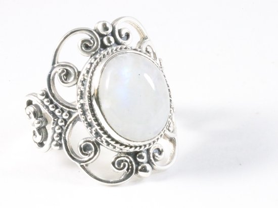 Opengewerkte zilveren ring met regenboog maansteen - maat 21
