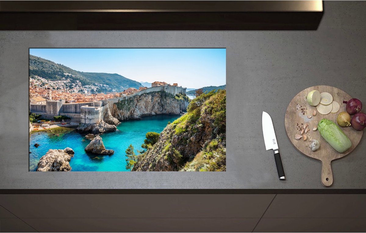 Inductieplaat Beschermer - Baai bij Rotsen op Zomerse Dag in Dubrovnik, Kroatië - 85x51 cm - 2 mm Dik - Inductie Beschermer - Bescherming Inductiekookplaat - Kookplaat Beschermer van Zwart Vinyl