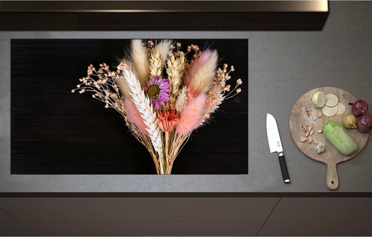 Inductieplaat Beschermer - Boeket van Verschillende Droogbloemen tegen Zwarte Houten Achtergrond - 95x55 cm - 2 mm Dik - Inductie Beschermer - Bescherming Inductiekookplaat - Kookplaat Beschermer van Wit Vinyl