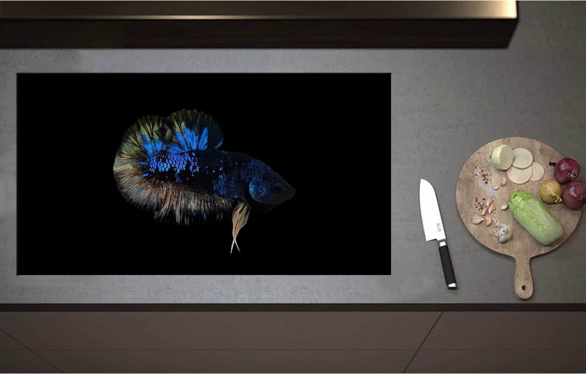 Inductieplaat Beschermer - Blauwe Vis op Zwart Oppervlak - 95x52 cm - 2 mm Dik - Inductie Beschermer - Bescherming Inductiekookplaat - Kookplaat Beschermer van Zwart Vinyl