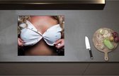 Inductieplaat Beschermer - Blonde Vrouw in Lichtroze Topje met Open Knoopjes - 59x51 cm - 2 mm Dik - Inductie Beschermer - Bescherming Inductiekookplaat - Kookplaat Beschermer van Wit Vinyl