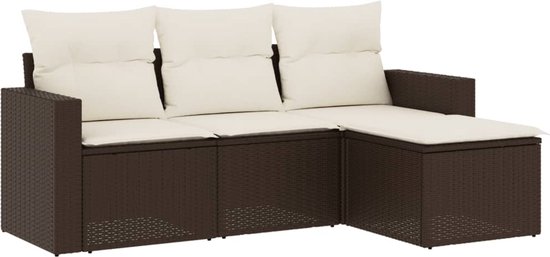 Bruine poly rotan hoekbank met beige kussens, geïsoleerd op witte achtergrond.