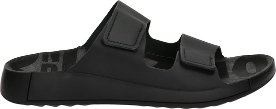 Zwarte ECCO sandaal met twee banden en klittenbandsluiting.