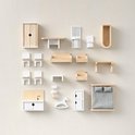 Set houten poppenhuismeubels: kasten, tafels, stoelen, bank, bed, bad, wipkip en kaptafel.