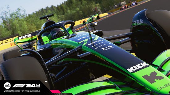 Formule 1-auto met groene en zwarte accenten op een racecircuit, met de tekst "KICK".