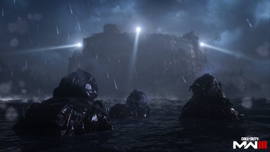 Drie soldaten in het water, kijkend naar een fort met verlichte ramen tijdens een storm.