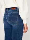 Achterkant van donkerblauwe LTB Jeans met LTB logo op de tailleband en oranje stiksels op de zakken.