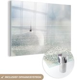 MuchoWow® Glasschilderij 30x20 cm - Schilderij acrylglas - Zeilboot vaart voor de kust van Schotland - Foto op glas - Schilderijen
