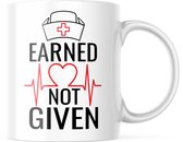 Nurse Mok met tekst: Earned not given | Verpleegster Cadeau | Verpleger Cadeau | Grappige mok | Grappige Cadeaus | Koffiemok | Koffiebeker | Theemok | Theebeker