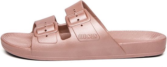 Roze slipper met twee gespen over de wreef, logo op de middelste band.