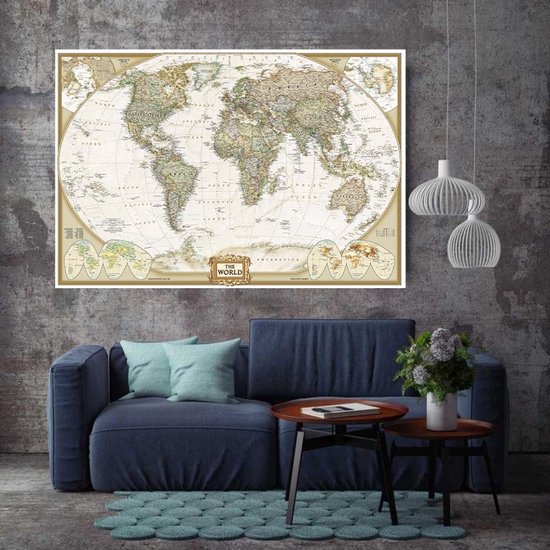 Gedetailleerde wereldkaart in vintage stijl, landkleuren, omringende inzetkaarten, gouden rand, boven een blauwe sofa in een moderne woonkamer.